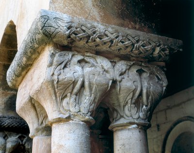 Arte românica: capitéis do claustro decorados com pássaros. Arquitectura de Romanesque