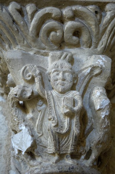 Arte românica: detalhe de uma capital da igreja de Saint Blaise, Lacommande (Pirenéus do Atlântico) de Romanesque
