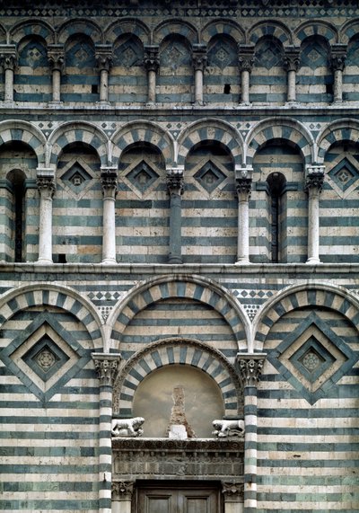 Arte românica: detalhe da fachada em policromia de Romanesque