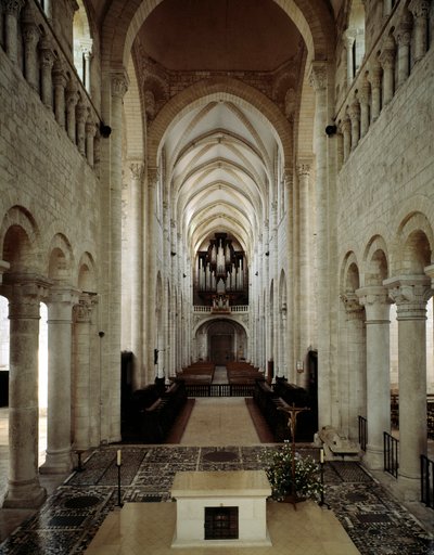 Arte românica: vista interna da Basílica de Saint Benoit sur Loire (Loiret) construída entre os séculos XI e XIII. de Romanesque