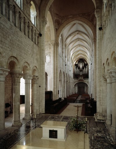 Arte românica: vista interna da Basílica de Saint Benoit sur Loire (Loiret) construída entre os séculos XI e XIII. de Romanesque