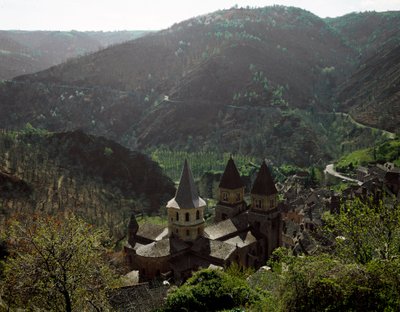 Arte românica: vista da igreja da Abadia de Sainte Foy (Sainte-Foy) de Conques de Romanesque
