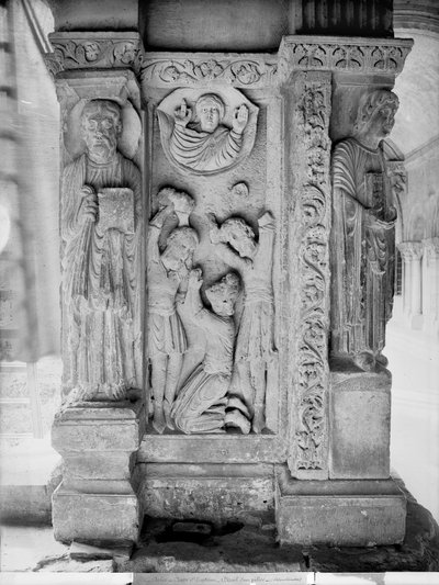 O Apedrejamento de Santo Estêvão, a partir de um pilar do claustro (pedra) (foto a p/b) de Romanesque
