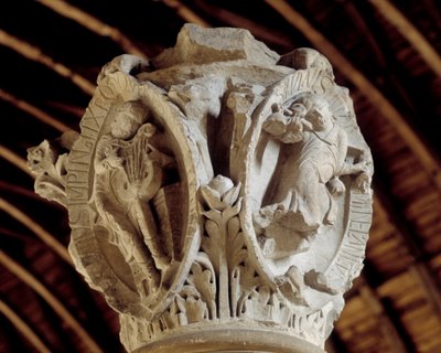 Tons do canto gregoriano: o terceiro (paixão e ressurreição de cristo) e Tintinreção de cristo (à direita), Capital do coro (escultura de Romanesque