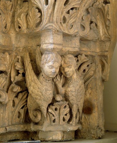 O topo decora sirenes e pássaros no modelo dos da Igreja Saint Loup de Naud (Sena e Marne) 1170. Paris, Museu de Monumentos inglês de Romanesque
