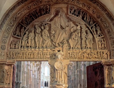 Tympanum da Basílica de Vezelay representando Cristo em majestade (Jesus Cristo em glória é representado dentro de uma mandorla) do século XII. Basílica de Vezelay de Romanesque