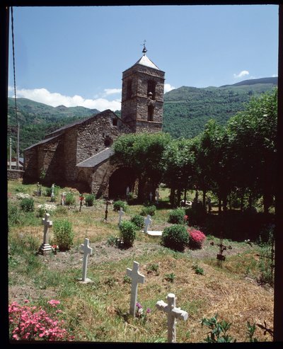 Vista da igreja e do cemitério (fotografia) de Romanesque