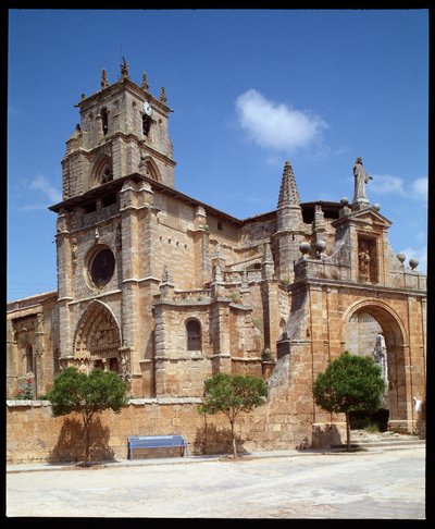 Vista da igreja de Santa Maria la Real a Sasamon de Romanesque