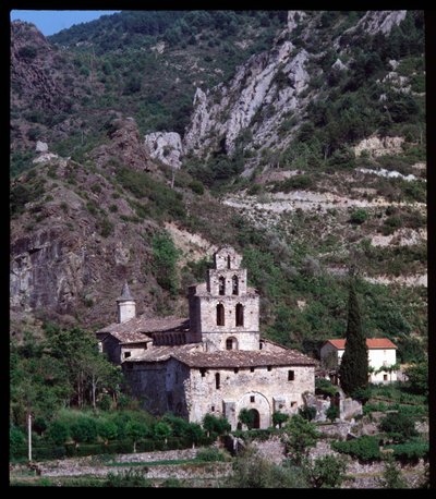 Vista da igreja com campanário de Romanesque