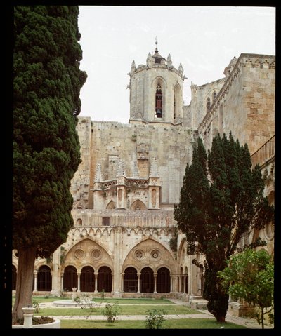 Vista do claustro e da catedral de Sainte Thecle (Sainte-Thecle) em Tarragona de Romanesque
