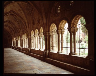 Vista do claustro do Clérigo Sainte Thecle (Sainte-Thecle) em Tarragona de Romanesque