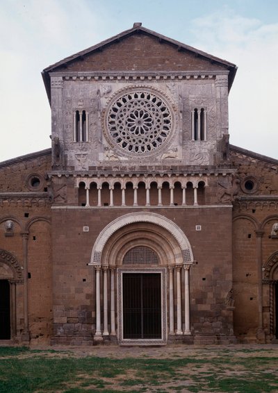 Vista da fachada da igreja de São Pedro (ca. 1250, restaurada em 1870) Tuscânia, Itália (Fachada da igreja de São Pedro (São Pedro), construída por volta de 1250 e restaurada em 1870, Tuscânia, Itália) de Romanesque