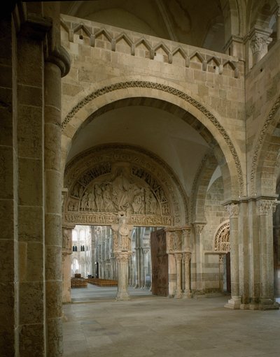 Vista do nartex e do tímpano central representando a missão dos apotres. Basílica de Santa Maria Madalena (Sainte Marie Madeleine (1096-1106), Vezelay, Yonne de Romanesque