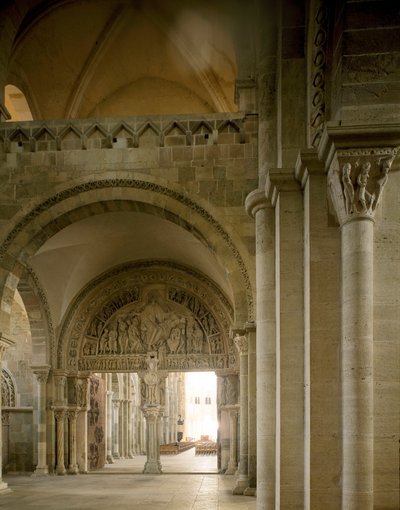 Vista do nartex e do tímpano central representando a missão dos apotres. Basílica de Santa Maria Madalena (Sainte Marie Madeleine (1096-1106), Vezelay, Yonne de Romanesque