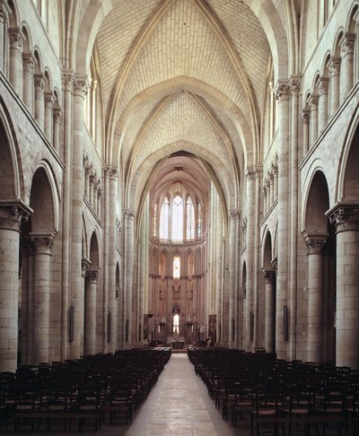 Vista da nave de Romanesque
