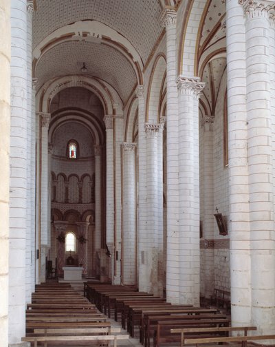 Vista da nave de Romanesque