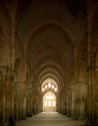 Vista da nave da igreja da abadia cisterciense fundada no século XII. de Romanesque