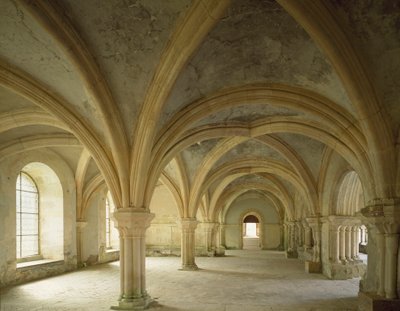 Vista do scriptorium, lugar de encontro da comunidade, abadia cisterciense fundada no século XII. Fontenay, Costa de Ouro de Romanesque