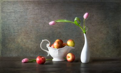 Maçãs e tulipas elegantes de Rong Wei