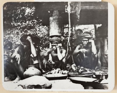 Padres de Ifugao durante uma cerimónia religiosa,1910 (foto a p/b) de Roy Barton