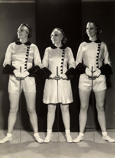 Retrato de Três Ginasastas Femininas em Roupa de Esgrima (foto a p/b) de Rudolf Duhrkoop