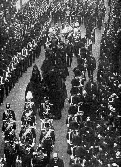 Os enlutados da realeza após a procissão fúnebre da Casa Osborne até o Trinity Pier, 1901. de Russell and Sons