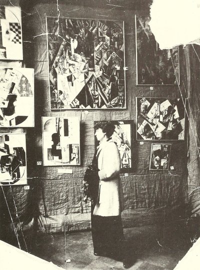 Alexandra Ekster em frente aos quadros de Udaltsova na exposição The Store, Moscovo de Russian Photographer