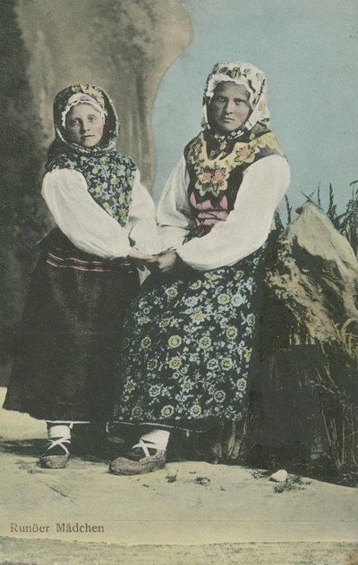 Meninas, em, letão, tradicional, traje de Russian Photographer