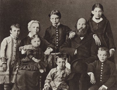 Lenin entre sua família, Simbirsk, 1879 de Russian Photographer