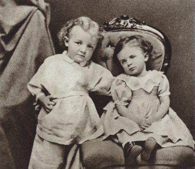 Lenin aos quatro anos de idade e sua irmã Olga, Simbirsk, 1874 de Russian Photographer