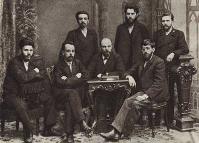 Lênin com um grupo de membros da Liga de Luta de São Petersburgo pela Emancipação da Classe Trabalhadora, São Petersburgo, fevereiro de 1897 de Russian Photographer