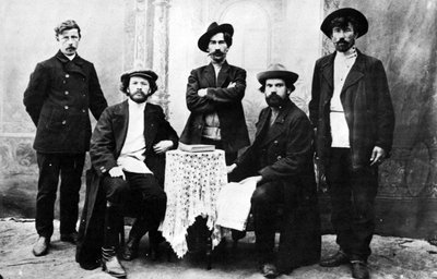 Membros do grupo terrorista russo, Narodnaya Volya, c.1870-80 (foto a p/b) de Russian Photographer