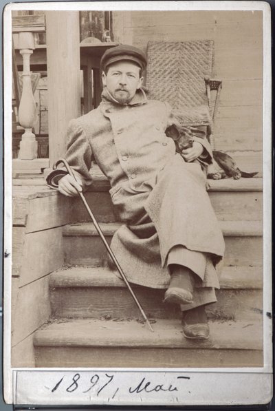 Retrato de Anton Chekhov com seu cão Hina em maio de 1897 em Melikhovo, a Fazenda Chekhov (foto albumina) de Russian Photographer