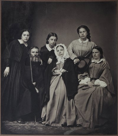 Retrato do autor e lexicógrafo Vladimir Dahl (Dal) (1801-1872) com Família (sua esposa Ekaterina Lvovna Sokolova (1819-1872) e filhas), Anónimo. Foto Albumina de Russian Photographer