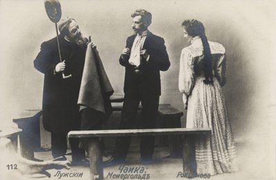Ator russo Vsevolod Meyerhold (centro) no papel de Treplev na produção de Anton Thékhovs de Moscou Art Theatres The Seagull, 1898 de Russian Photographer