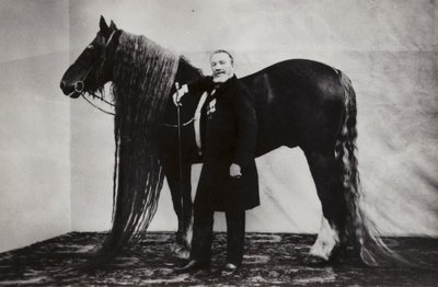 O artista de circo russo Akim Nikitin com um cavalo de Russian Photographer