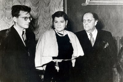 O compositor Dmitri Dmitriyevich Shostakovich, a cantora Maria Maksakova e o escritor Aleksei Nikolayevich Tolstoy de Russian Photographer