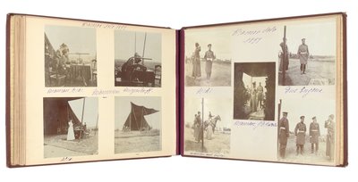 A Família Imperial Russa, página de um álbum de fotografias, c.1897-99 (foto p - b) (ver também 487673-80) de Russian Photographer