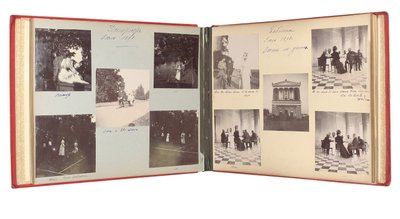A Família Imperial Russa, página de um álbum de fotografias, c.1897-99 (foto p - b) (ver também 487673-80) de Russian Photographer