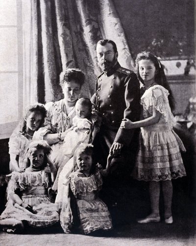 A família do czar Nicolau II (1868 - 1918). Da esquerda para a direita: Grã-Duquesa Tatiana, nascida a 11 de Junho de 1897; Grã-Duquesa Maria, nascida a 27 de Junho de 1899; Grã-Duquesa Alexis, nascida a 12 de Agosto de 1904; Impressiona Alexandra Feodorov de Russian Photographer