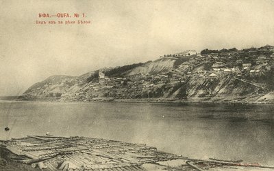 Vista de Ufa, Rússia, do outro lado do rio Belaya (foto a p/b) de Russian Photographer