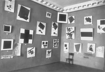 Vista da sala com Malevichs Black Square e outras pinturas suprematistas, A Última Exposição Futurista de Pinturas 0.10, Petrogrado, inverno 1915-16 de Russian Photographer