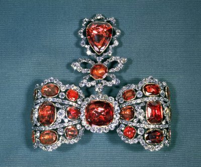 Broche de arco com diamantes e espinelas de lapidação brilhante, por Pfisterer, 1764 (ouro, prata, diamantes e espinelas) de Russian School