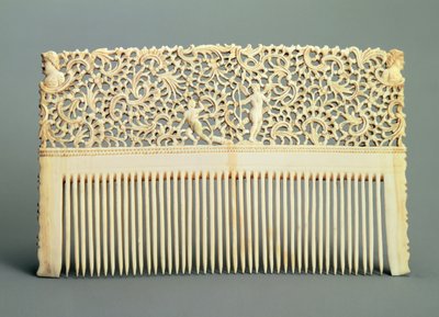 Pente ornamental com dentes de um lado, de Kholmogory, meados do século XVIII (morsa marfim) de Russian School