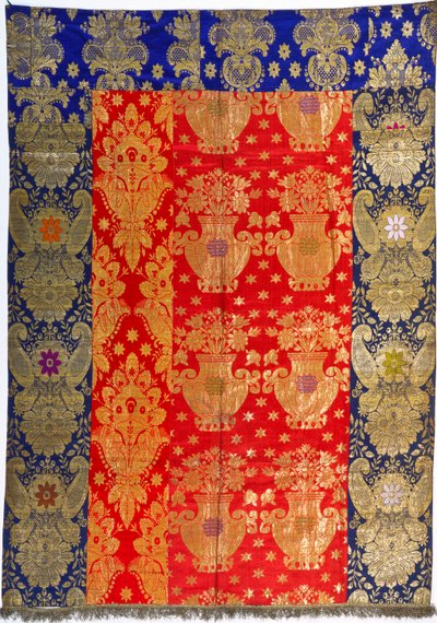 Várias capas de brocado, tecidas com fio dourado, com cetim e damasco de Russian School