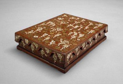 Caixa para instrumentos de escrita (laca, madeira, madrepérola e ouro) de Ryukyuan culture