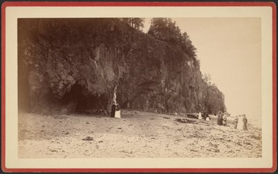 [Grupo de pessoas na costa perto de falésias, possivelmente em Mt. Desert, Maine] de S.R. Stoddard