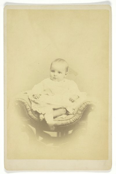 Retrato sem título de criança sentada, 18501899. de S. A. Thomas
