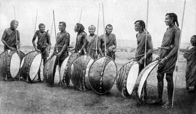 Um grupo de guerreiros massais em panóplia de batalha completa, 1922. de S. J. Hopper