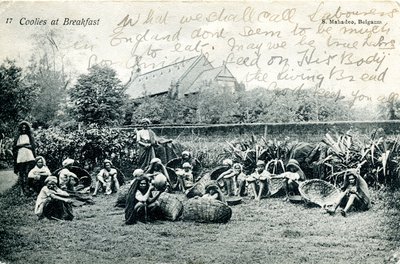 Coolies ao pequeno-almoço, c.1908 (foto a p/b) de S. Mahadeo